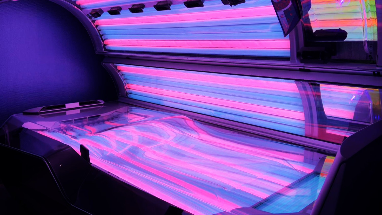Ergoline Excellence 880 zonnebank in De Zon Fabrik - binnenkant met high-power UV-lampen